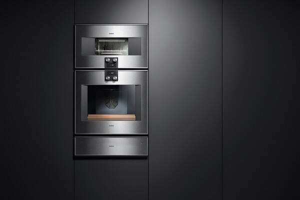 Gaggenau Backofen 451 mit Backstein, darüber Dampfbackofen, darunter eine Wärmeschublade (Foto: Gaggenau)