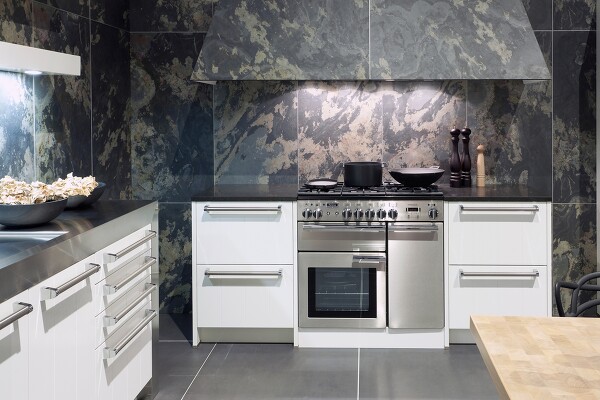 Moderne Variante des Range Cooker in Edelstahl – wunderschön in der modernen weißen Einbauküche